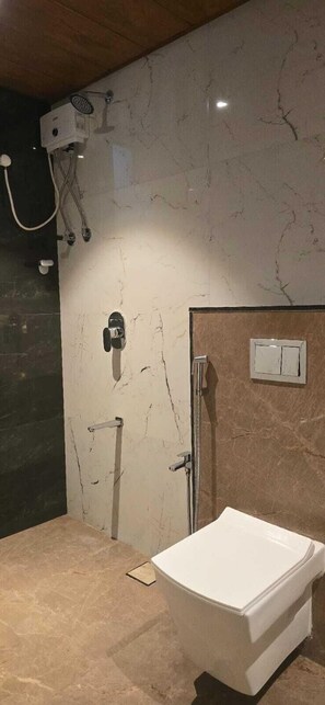 Dusj, håndklær, såpe og sjampo