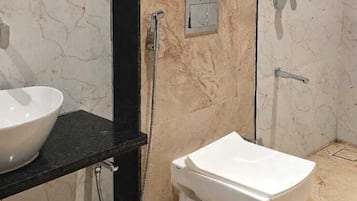 Buồng tắm vòi sen, khăn tắm, xà phòng, dầu gội