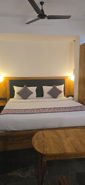 Dobbeltrom – deluxe, byutsikt | Lydisolert og wi-fi (inkludert)