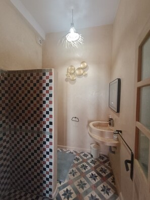 Regadera, secadora de cabello, toallas, jabón 