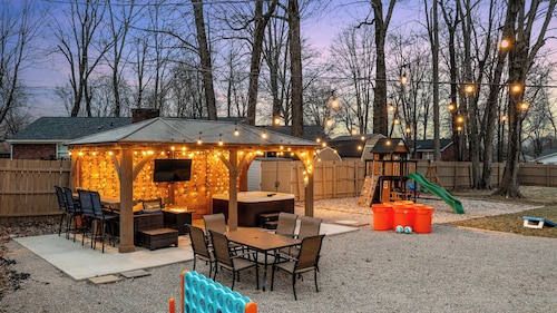 3600SF~Game room~2 Kitchens~Hot Tub~Backyard Games