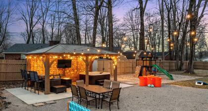 3600SF~Game room~2 Kitchens~Hot Tub~Backyard Games