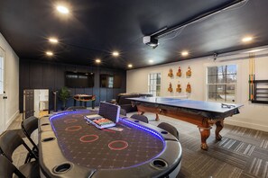 Games room - 3600SF~Game room~2 Kitchens~Hot Tub~Backyard Games (Jeffersonville)
