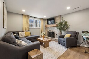 Smart-tv, videospelletjes, tafelvoetbal en een tafeltennistafel