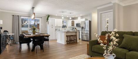 スマートテレビ、テレビゲーム、テーブルサッカー台、卓球台