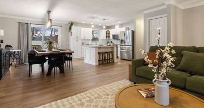 3600SF~Game room~2 Kitchens~Hot Tub~Backyard Games