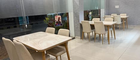 每日供应自助式早餐(每人 INR 150)