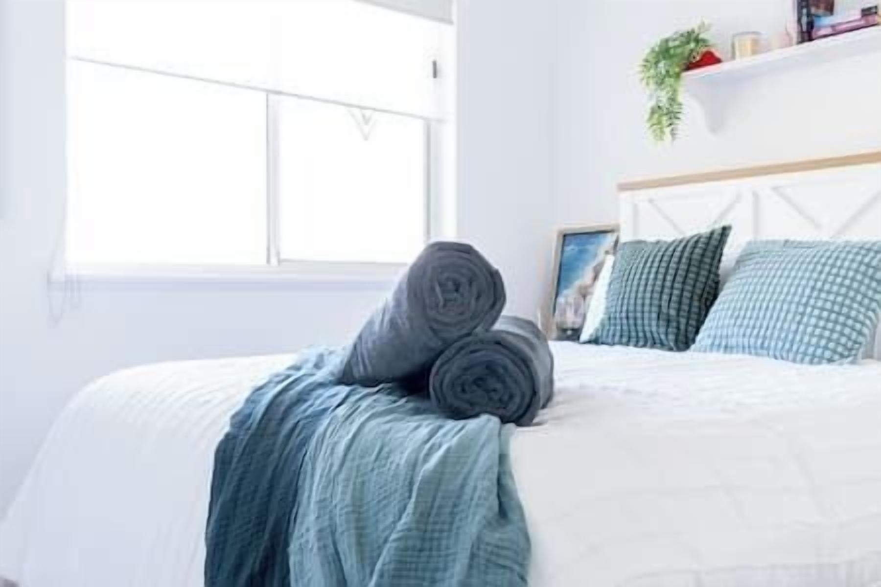 3 chambres, bureau, fer et planche à repasser, lit parapluie