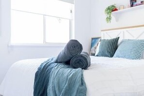 3 bedrooms, desk, iron/ironing board, travel cot - Seaside serenity luxury escape/ Pet friendly (Encounter Bay)