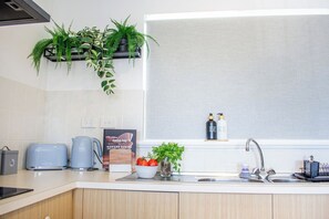 Kjøleskap, mikrobølgeovn, ovn og kokeplater