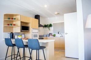 Een koelkast, een microgolfoven, een oven, een kookplaat