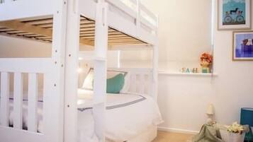 3 habitaciones, escritorio y tabla de planchar con plancha