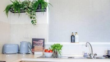 Een koelkast, een microgolfoven, een oven, een kookplaat