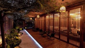 Kolmen hengen perhehuone | Terassi/patio