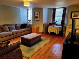 Apartment, 1 Bedroom | Living room | Books