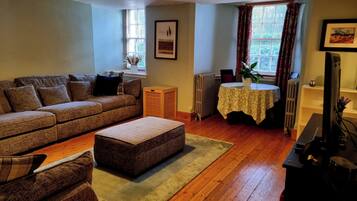 Apartment, 1 Bedroom | Living room | Books