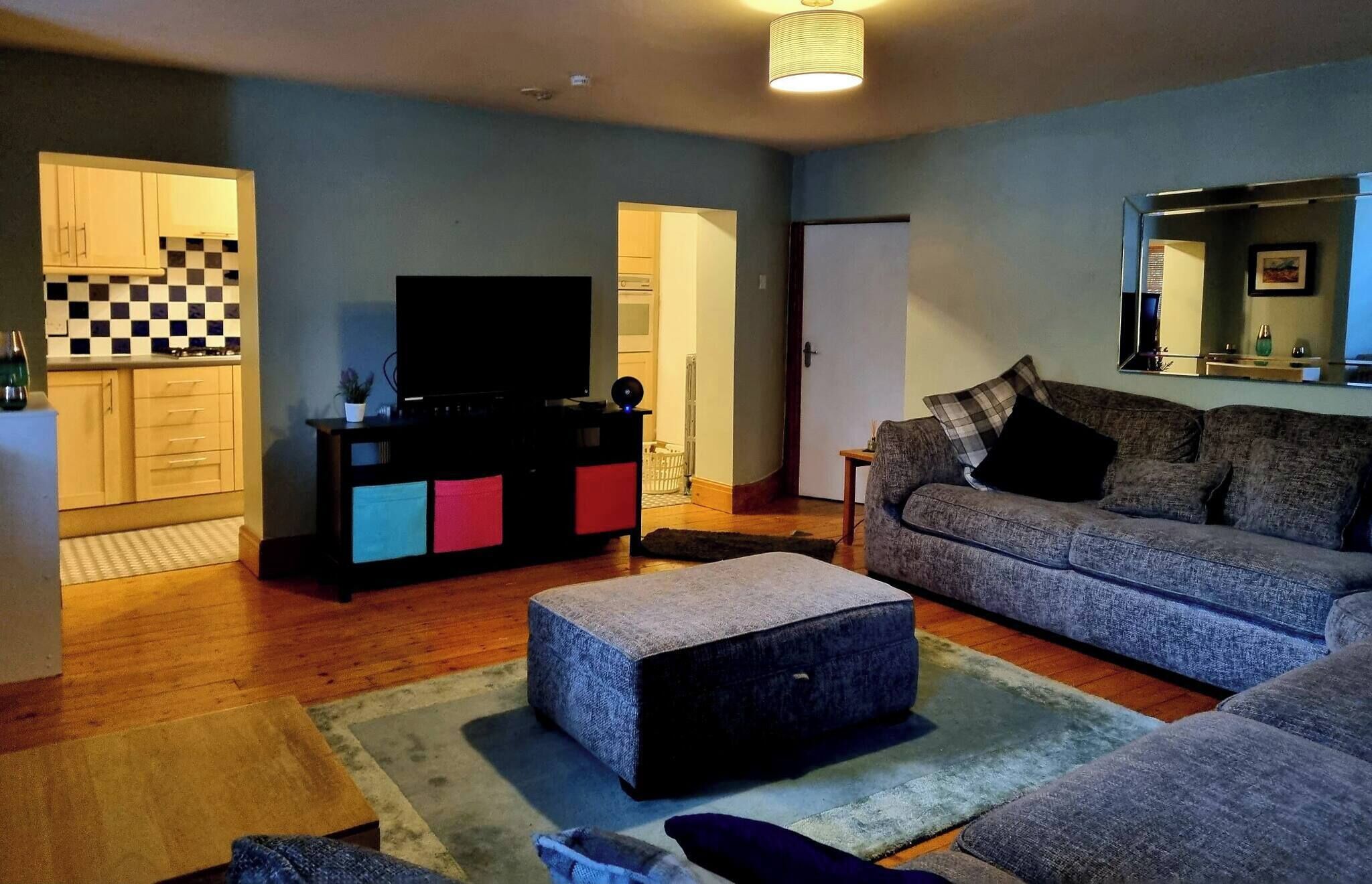 Apartment, 1 Bedroom | Living room | Books