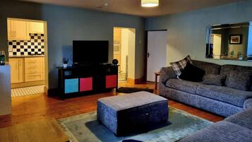 Apartment, 1 Bedroom | Living room | Books
