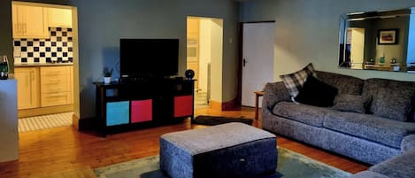 Apartamento, 1 habitación | Sala de estar | Libros