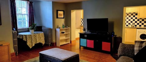 Apartment, 1 Schlafzimmer | Wohnzimmer | Bücher