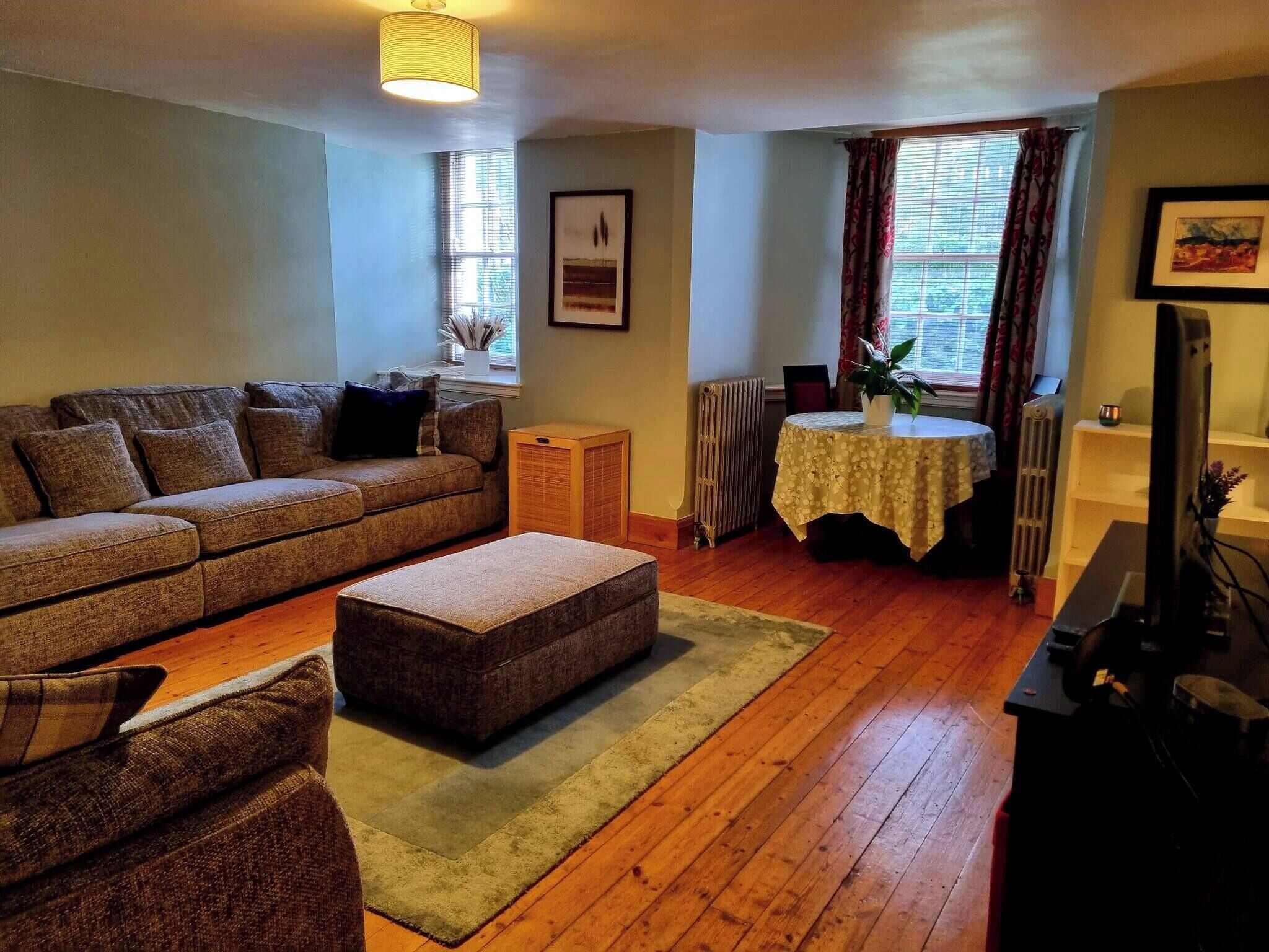Apartment, 1 Bedroom | Living room | Books