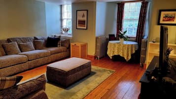 Apartment, 1 Bedroom | Living room | Books