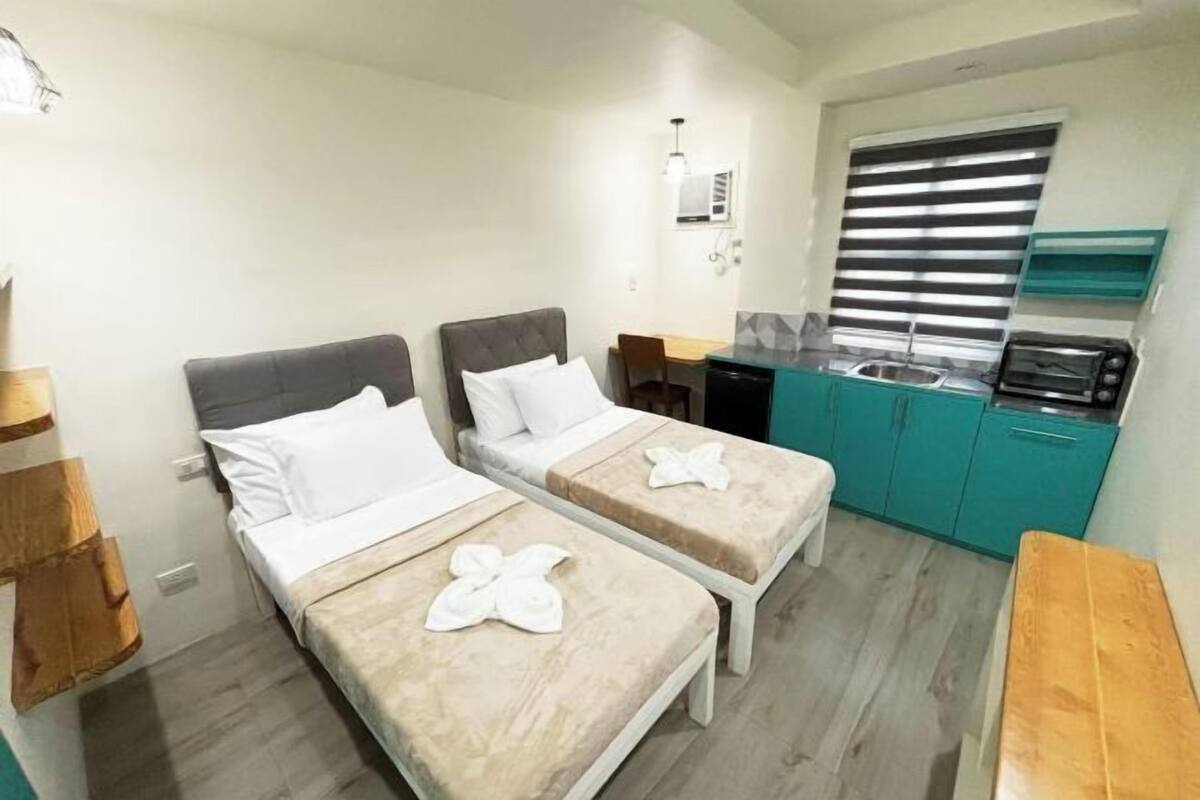 Escritorio, wifi gratis y ropa de cama 
