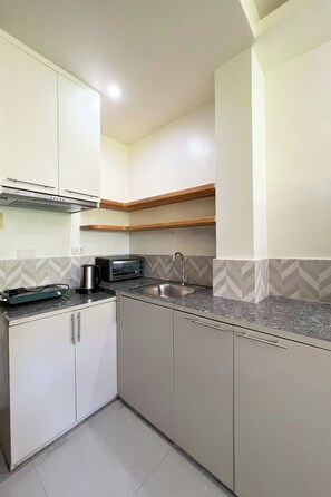 Family Room | Private kitchenette | Fridge, oven - Accessline Inn Boracay powered by Cocotel (Manoc-Manoc)