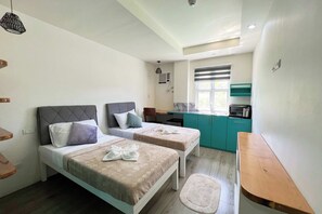 Escritorio, wifi gratis y ropa de cama 