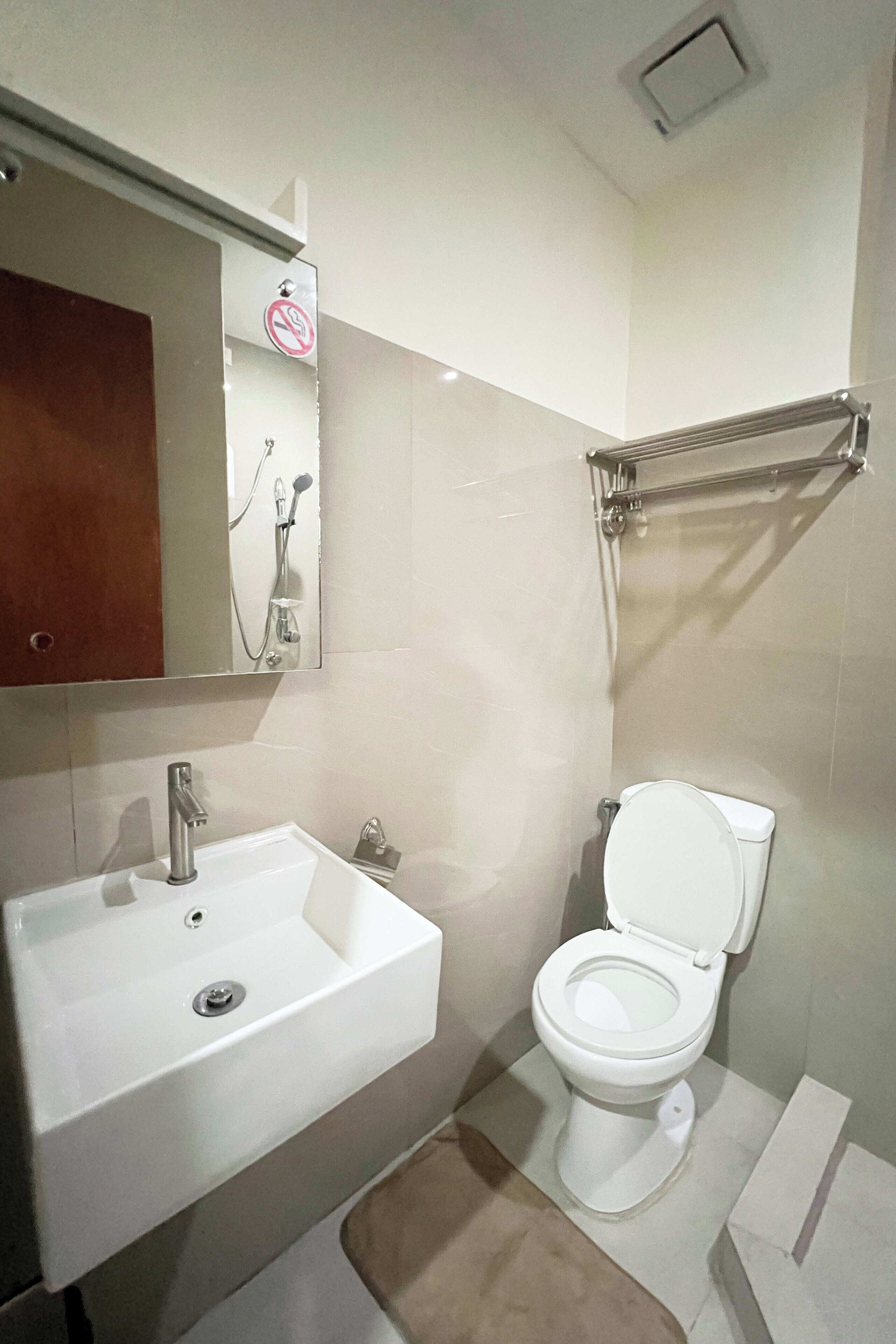 Standard Twin Room | Bathroom | Shower, rainfall showerhead, free toiletries, towels