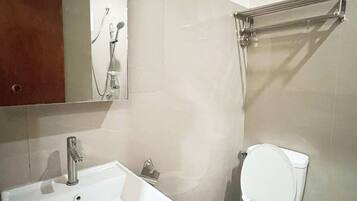 標準雙床房 | 浴室 | 淋浴設備、淋浴花灑、免費盥洗用品、毛巾