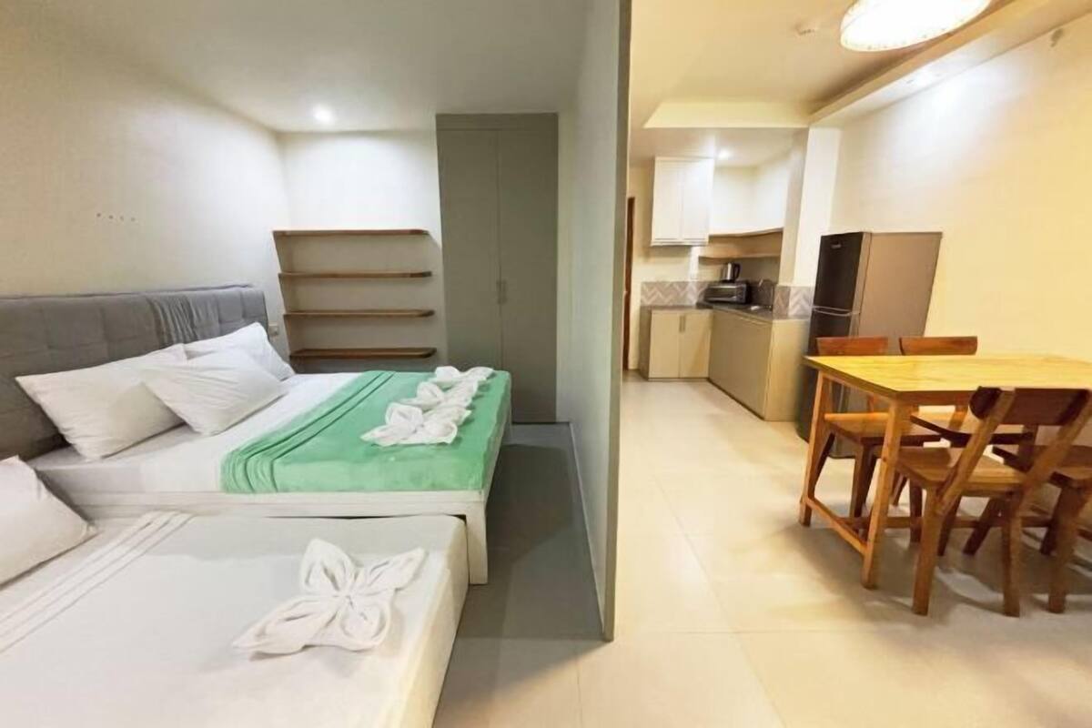 Escritorio, wifi gratis y ropa de cama 
