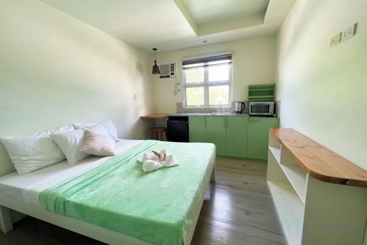 Desk, WiFi (free), bed sheets