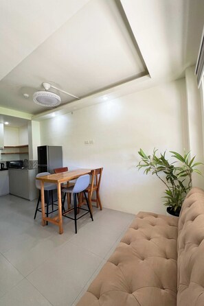 Escritorio, wifi gratis y ropa de cama 