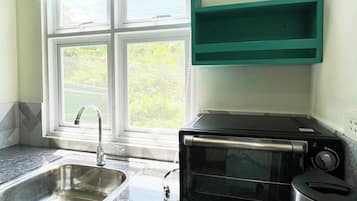 Standard Twin Room | Private kitchenette | Fridge, oven