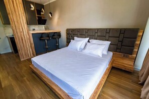 4 bedrooms, in-room safe, desk, iron/ironing board