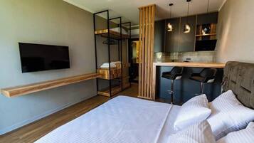 4 bedrooms, in-room safe, desk, iron/ironing board