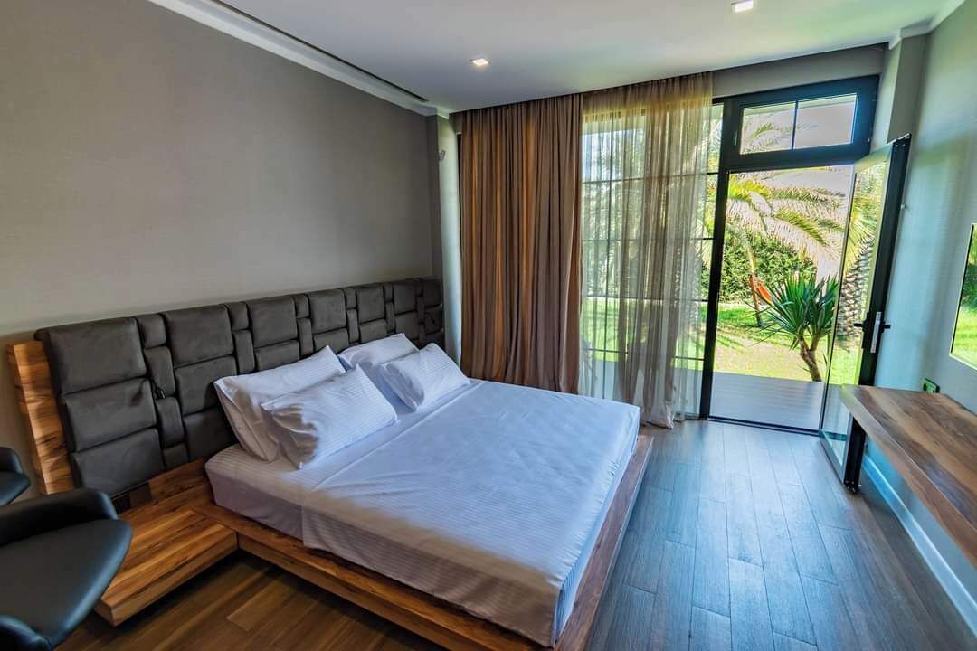 4 bedrooms, in-room safe, desk, iron/ironing board