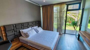 4 bedrooms, in-room safe, desk, iron/ironing board