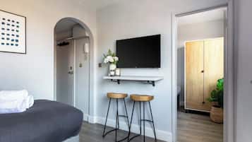 1 habitación, escritorio, tabla de planchar con plancha y cuna de viaje