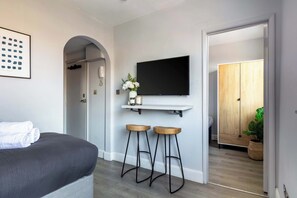 1 dormitorio, escritorio, tabla de planchar con plancha y cuna de viaje