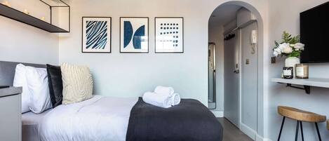 1 間睡房、書桌、熨斗/熨衫板、可攜式嬰兒床