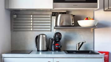 Jääkaappi, mikroaaltouuni, uuni, liesi