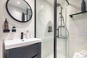 淋浴設備、風筒、提供毛巾、番梘