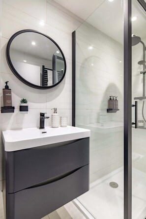 تجهيزات دش، مجففات شعر، مناشف، صابون