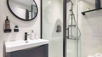 Dusche, Haartrockner, Handtücher, Seife