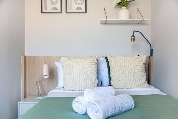 1 chambre, bureau, fer et planche à repasser, lit de bébé portatif