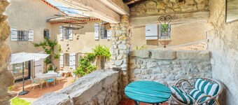 Family estate with large park and swimming pool