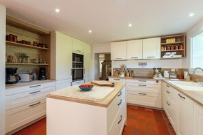 Fridge, microwave, oven, stovetop - Family estate with large park and swimming pool (Mondragon)