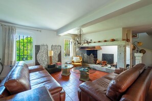 Fireplace - Family estate with large park and swimming pool (Mondragon)